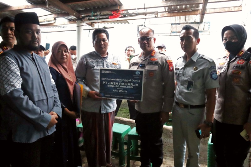 Kepala PT Jasa Raharja Bekasi Alfin Syahrin bersama Kapolres Metro Bekasi Kabupaten Kombes Pol Gidion Arif Setyawan. Foto: istimewa.