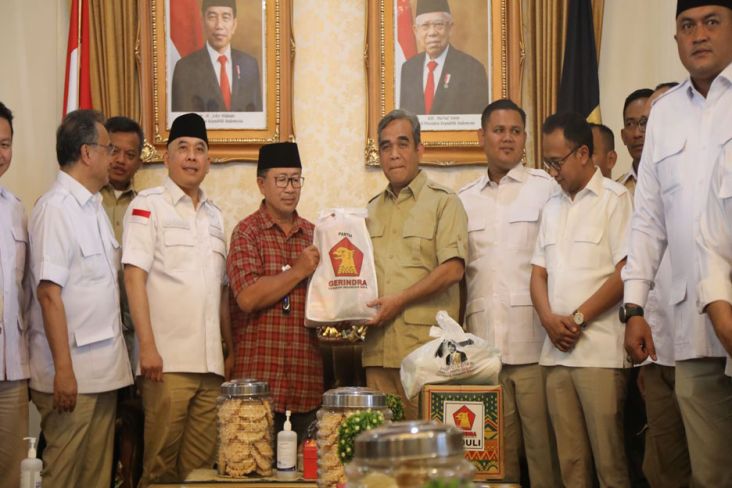Ketua Fraksi Gerindra DPR Ahmad Muzani secara simbolis memberikan bantuan korban gempa bumi kepada Bupati Cianjur Herman Suherman di Pendopo Kabupaten Cianjur, Jawa Barat, Sabtu (10/12/2022).