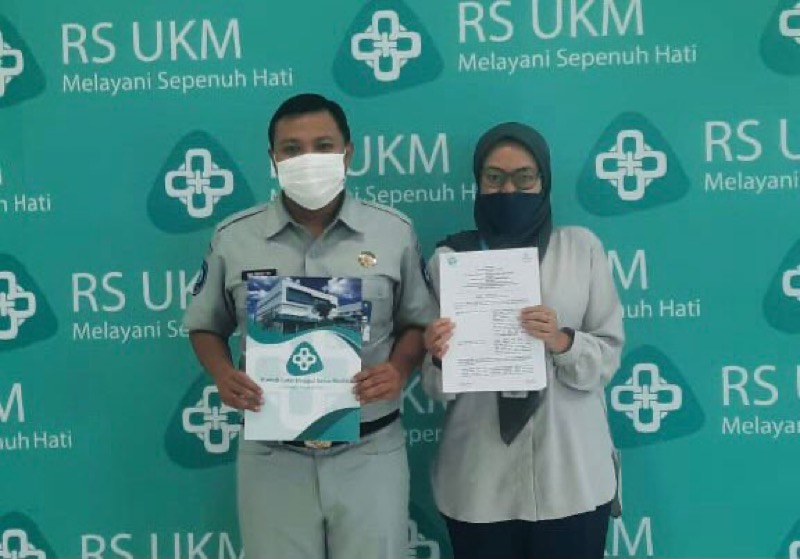 Sebagai tindak lanjut persiapan implementasi aplikasi JR-Care, Kepala Sub Bagian Pelayanan Jasa Raharja Cabang Utama Jawa Barat, Eko Prasetyo melakukan Penandatanganan MoU dan koordinasi dengan RS Unggul Karsa Medika. Foto: istimewa.