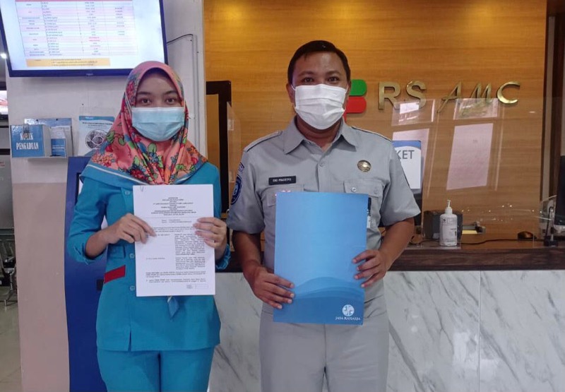 Sebagai tindak lanjut persiapan implementasi aplikasi JR Care, Kepala Sub Bagian Pelayanan Jasa Raharja Cabang Utama Jawa Barat, Eko Prasetyo melakukan Penandatanganan MoU dan koordinasi dengan RS AMC. Foto: istimewa.