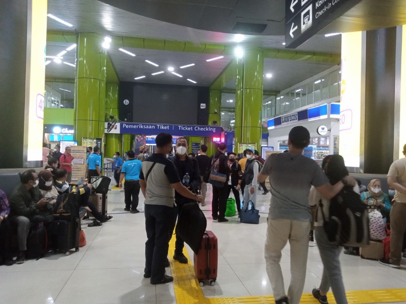 Suasana di Stasiun Besar Gambir