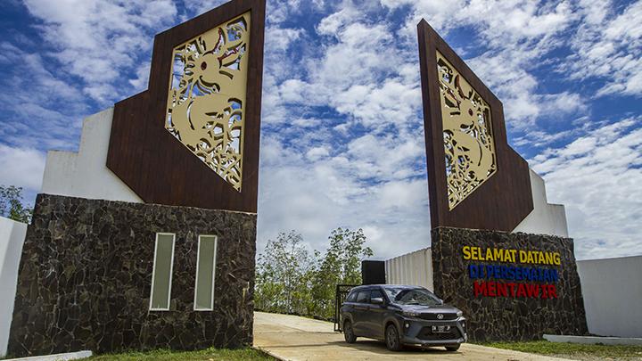 Sebuah mobil keluar dari gerbang pusat Persemaian Mentawir di lokasi Ibu Kota Negara (IKN) Nusantara di Kecamatan Sepaku, Kabupaten Penajam Paser Utara, Kalimantan Timur, Kamis 18 Agustus 2022.(Istimewa)