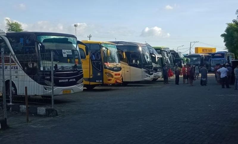 Ilustrasi shuttle bus. Sebanyak 120 shuttle bus bakal singgah di Terminal Tirtonadi, saat acara ngunduh mantu Kaesang dan Erina, Minggu (11/12/2022). 