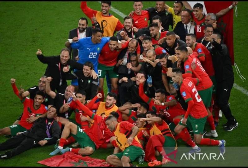 Para pemain Maroko berpose saat difoto setelah menang 1-0 atas Portugal dalam pertandingan perempat final Piala Dunia 2022 di Al-Thumama Stadium, Doha pada 10 Desember 2022. ANTARA/AFP/NELSON ALMEIDA