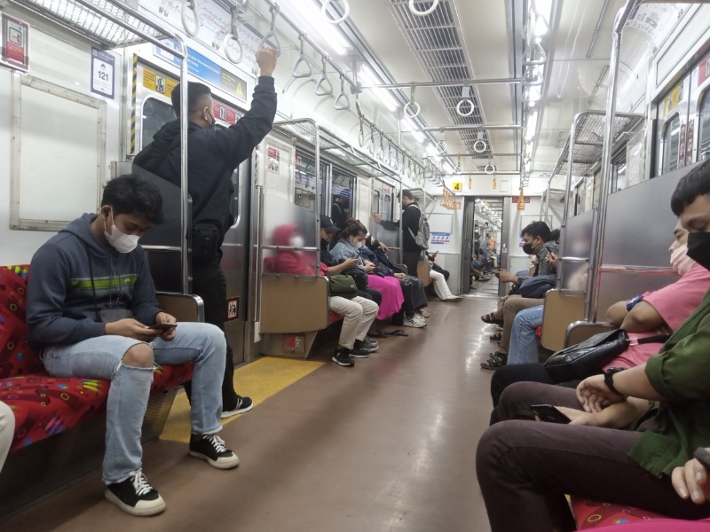 Penumpang KRL tujuan Jakarta malam ini