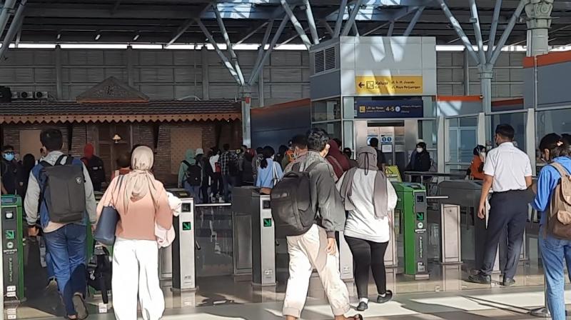 Penumpang KRL melewati pintu tap tiket di Stasiun Bekasi, Senin (12/12/2022).