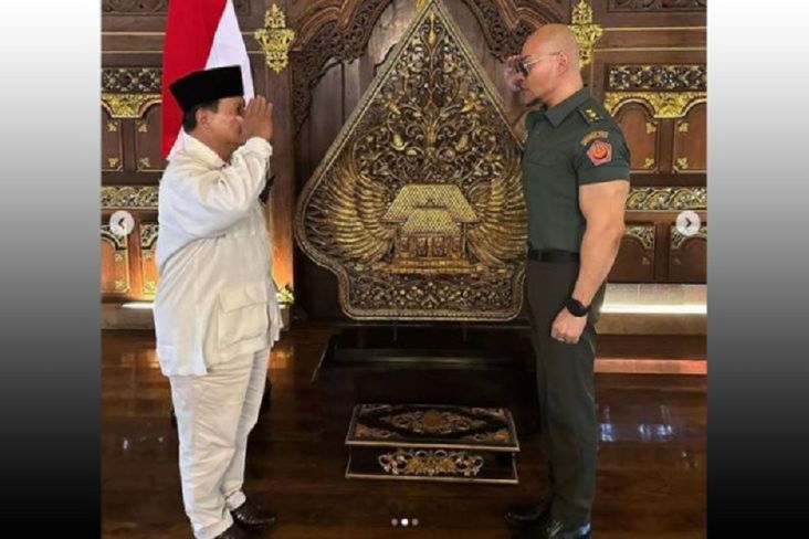 Selebritas Deddy Corbuzier mendapatkan fasilitas keprajuritan usai menerima menerima pangkat Letnan Kolonel (Letkol) Tituler TNI Angkatan Darat dar Menhan Prabowo. 