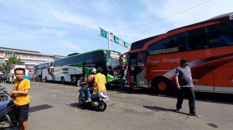 Suasana di jalur bus AKAP Terminal Bekasi, Senin (12/12/2022).