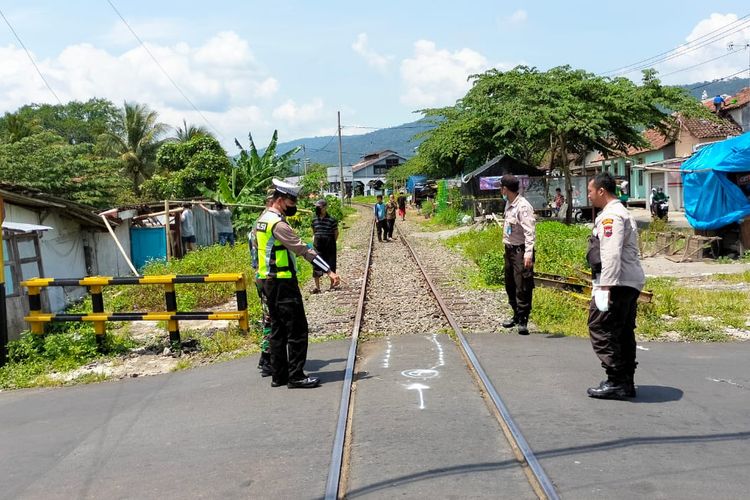 Anggota Satlantas Polres Semarang melakukan olah TKP kecelakaan yang melibatkan kereta api wisata.(Ist)