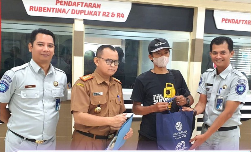 Jasa Raharja Cabang Utama Jawa Barat bersama Samsat Kabupaten Bandung II Rancaekek dan Samsat Kabupaten Bandung Barat mengadakan kegiatan Pemberian paket Sembako kepada para Wajib Pajak di Samsat. Foto: istimewa.