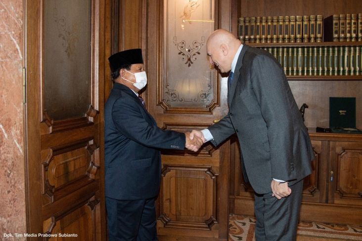 Menteri Pertahanan (Menhan) RI Prabowo Subianto menemui dengan Menteri Pertahanan Italia Guido Crosetto di Roma, Italia, Selasa (13/12/2022). 
