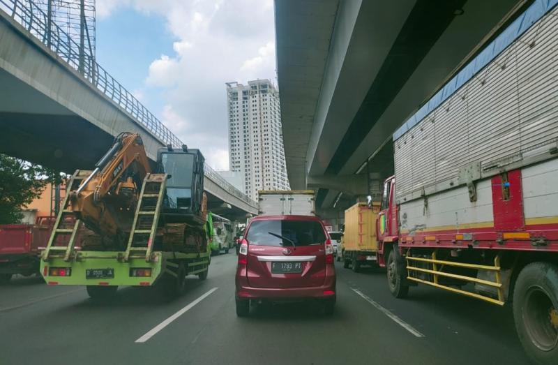 Kendaraan berjalan melambat di Tol Bekasi arah Cikampek karena sebagian ruas ada pengerjaan pada Rabu (14/12/2022).