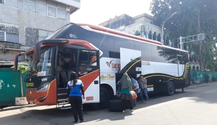 Bus tujuan Sumatra bersiap akan diberangkatkan dari Terminal Bekasi, Jawa Barat, Rabu (14/12/2022). 