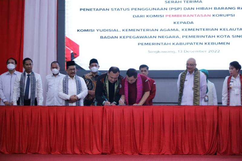 Penyerahan tanah hibah sitaan KPK kepada KKP untuk dikelola menjadi industri garam rakyat.(foto:KKP) 