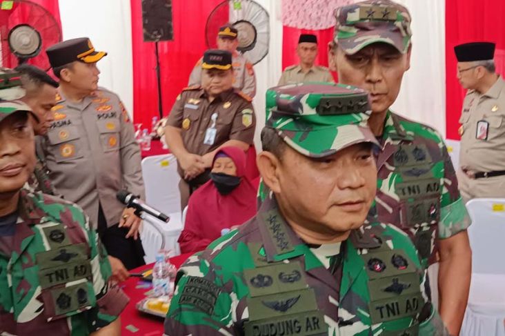 KSAD Jenderal TNI Dudung Abdurachman menjelaskan pangkat tituler ada di semua matra TNI, diberikan kepada mereka yang dinilai telah berjasa. 