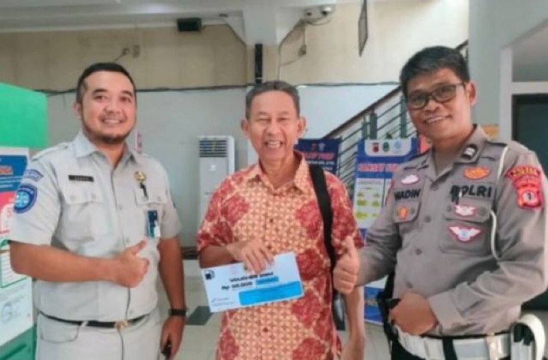 Penyerahan voucher BBM Pertamax kepada pemenang undian voucher BBM atas ketaatannya membayar pajak kendaraan bermotor dan SWDKLLJ disertai pengesahan kendaraan bermotornya di Samsat Subang, Selasa (13/12/2022).  Foto: istimewa.