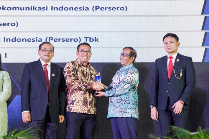 Direktur Pengelolaan Prasarana KAI Heru Kuswanto saat menerima penghargaan sebagai Badan Publik Informatif peringkat 1 pada kategori BUMN dalam Penganugerahan Keterbukaan Informasi Publik Tahun 2022, yang diberikan oleh Menkopolhukam, Mahfud MD yang didampingi oleh ketua KI Pusat Donny Yoesgiantoro (kiri pertama) dan Wakil Ketua KI Pusat Arya Sandhiyuda (kanan pertama) di Tangerang, Rabu (14/12).