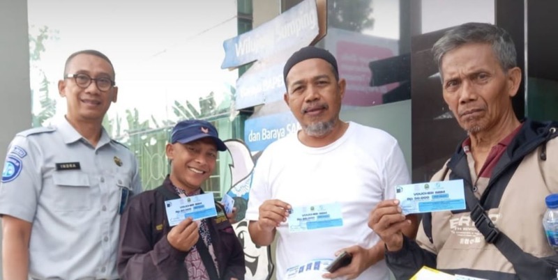 Penanggung Jawab Jasa Raharja Samsat Kabupaten Purwakarta, Indra Priherdian menyerahkan voucher BBM Pertamax kepada para pemenang undian voucher BBM atas ketaatannya membayar pajak kendaraan. Foto: istimewa.