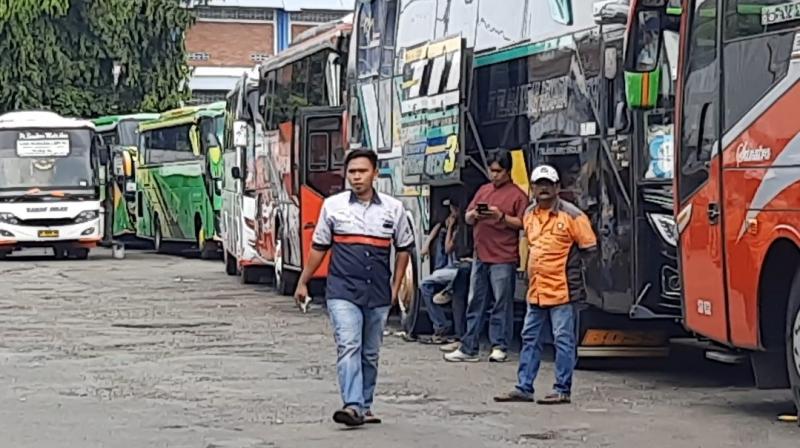 Barisan bus di Terminal Bekasi siap akan diberangkatkan pada Jumat (16/12/2022). Bus pada hari ini banyak yang sudah penuh dan beberapa hari selanjutnya juga banyak tiket yang sudah dipesan oleh calon penumpang.