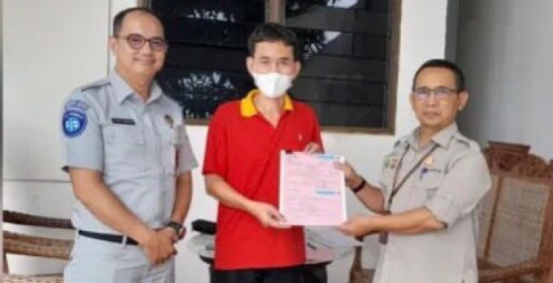 Penanggung Jawab Jasa Raharja Samsat Depok M. Gusti Yudhistira bersama Kasi Samsat Depok Saefudin Suriadisastra melaksanakan Operasi Khusus Penulusuran dan Penagihan secara Door to door di wilayah Samsat Depok. Foto: istimewa.