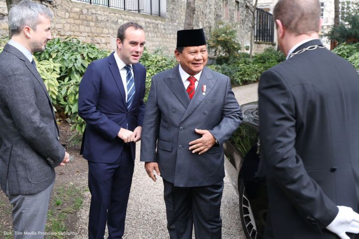 Menhan Prabowo Subianto dan Menteri Angkatan Bersenjata Prancis Sébastien Lecornu melakukan pertemuan bilateral di Hôtel de Brienne, Prancis, Kamis (15/12/2022).