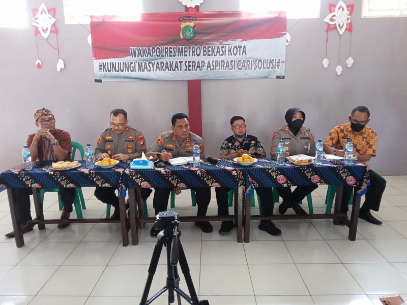 Program Kunjungi Masyarakat Serap Aspirasi Cari Solusi Polres Metro Bekasi Kota oleh Wakapolres menyambangi warga RW 014 Kelurahan Harapan Baru bertempat di Sekretariat RW 014 di Perum Telaga Mas Blok H2 - H3, Kelurahan Harapan Baru, Kecamatan Bekasi Utara, Kamis (15/12/2022). Foto: istimewa.