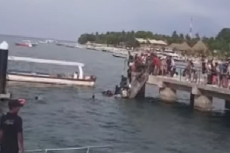 Sebanyak 35 penumpang turis nyemplung ke laut akibat Jembatan Nusa Penida Bali ambruk.