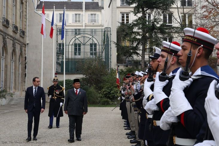 Menhan RI Prabowo Subianto mengunjungikatan Bersenjata Prancis Sébastien Lecornu di Hôtel de Brienne, Paris, Prancis, Kamis, (15/12/2022). 