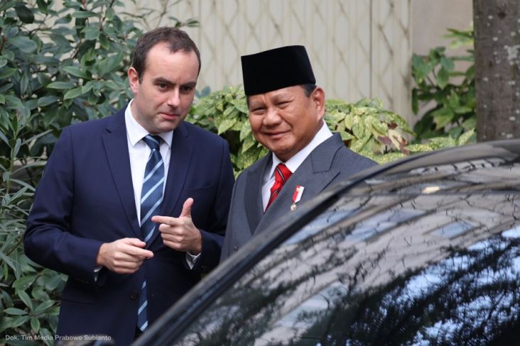 Menhan RI Prabowo Subianto bertemu dengan Menteri Angkatan Bersenjata Prancis Sébastien Lecornu di Hôtel de Brienne, Paris, Prancis.