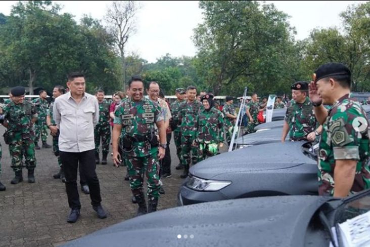 Panglima TNI Jenderal Andika Perkasa secara simbolis mendistribusikan 388 unit kendaraan dinas kepada komandan satuan di Lapangan Parkir GOR A Yani Mabes TNI Cilangkap, Jakarta Timur, Jumat (16/12/2022).
