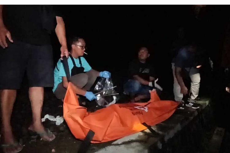 PMI Kulon Progo evakuasi korban diduga tertemper kereta api di jalur kereta antara Sentolo – WaKal pada kawasan Pedukuhan Gembongan, Kalurahan Sukoreno, Kapanewon Sentolo, Kabupaten Kulon Progo, Daerah Istimewa Yogyakarta.