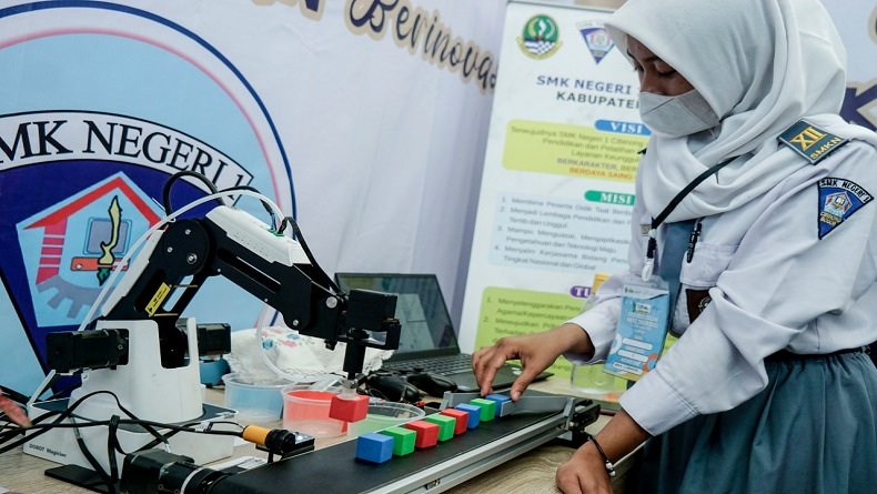 Pelajar SMK menampilkan produk dan inovasi unggulan dalam Explore SMK Jabar Juara 2022 di BIJB, Kertajati, Majalengka, Kamis (15/12/2022). (FOTO: ISTIMEWA)