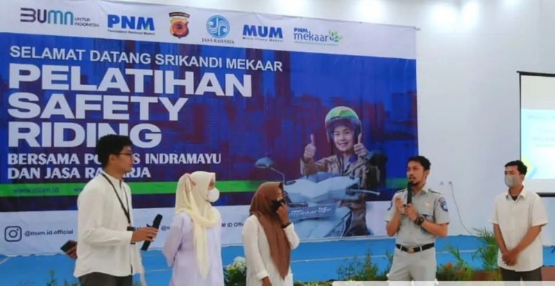 Petugas Jasa Raharja Samsat Outlet Jatibarang, Bagus Priyo Amboro menghadiri undangan dari PT Mitra Utama Madani (MUM) yang merupakan afiliasi dari PT Permodalan Nasional Madani (PNM). Foto: istimewa.