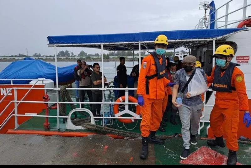 Tim SAR mengevakuasi warga negara Filipina anak buah kapal kargo berbendera Liberia yang mengalami kecelakaan kerja di kapal, di Pelabuhan Ulee Lheue, Minggu (18/12/2022). ANTARA/HO/Humas Basarnas Banda Aceh