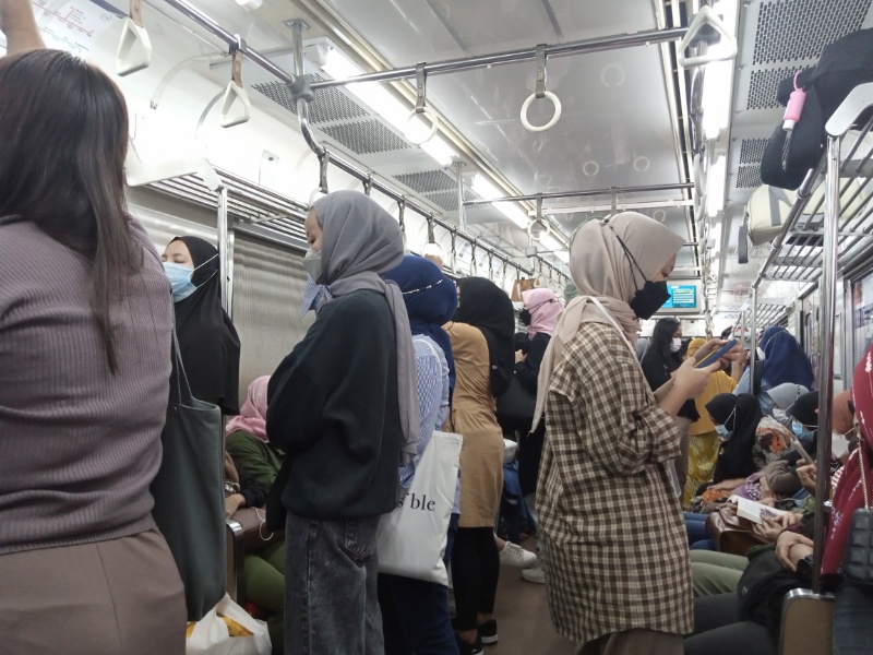 Suasana di kereta khusus wanita tujuan Jakarta sore inj
