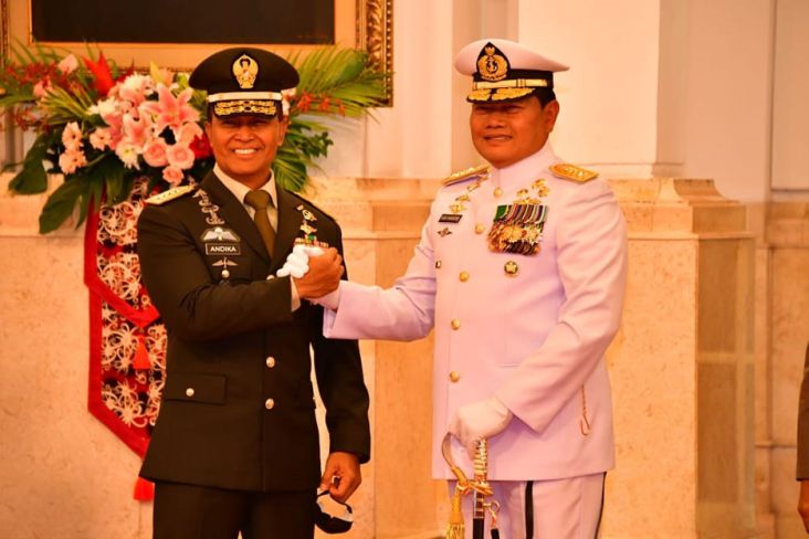 Panglima TNI Laksamana Yudo Margono (kanan) salam komando dengan pendahulunya Jenderal Andika Perkasa di Istana Negara, Senin (19/12/2022). 