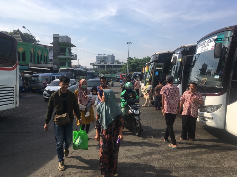 Penumpang bus AKDP di Terminal Induk Kota Bekasi, Senin (19/12/2022). Foto: BeritaTrans.com.