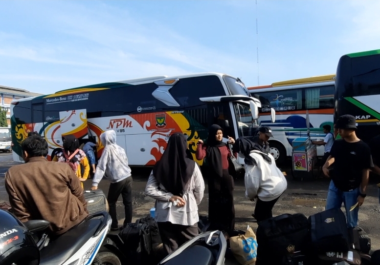 Suasana di Terminal Bekasi ramai penumpang dengan tujuan pulau sumatra pada Senin (19/12/2022).