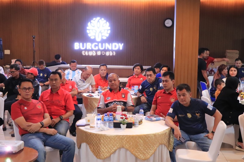 Polres Metro Bekasi Kota menggelar nonton bareng final piala dunia. Foto: istimewa.