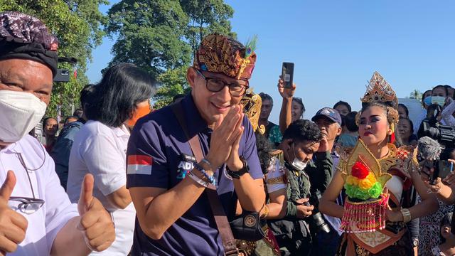 Menteri Pariwisata dan Ekonomi Kreatif (Menparekraf) Sandiaga Uno saat roadshow program Anugerah Desa Wisata Indonesia (ADWI) 2022 ke Desa Wisata Sudaji di Kabupaten Buleleng, Bali.