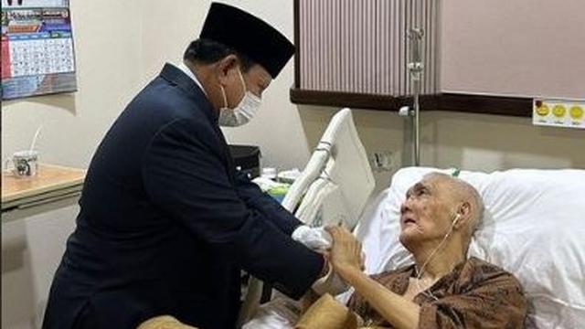 Menhan Prabowo Subianto menjenguk Wakil Presiden ke-6 Try Sutrisno yang sedang dirawat.