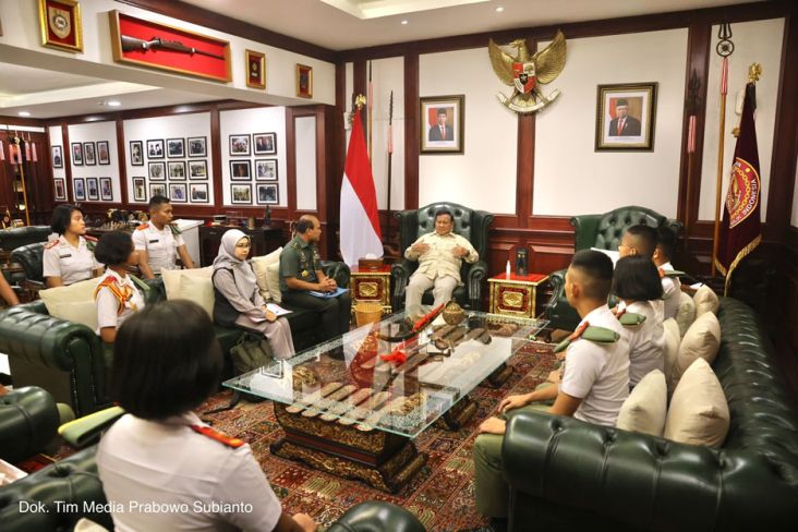 Menhan Prabowo Subianto memberikan pembekalan kepada 10 kadet mahasiswa S-1 Universitas Pertahanan (Unhan) di Kementerian Pertahanan, Jakarta, Selasa (20/12/2022).