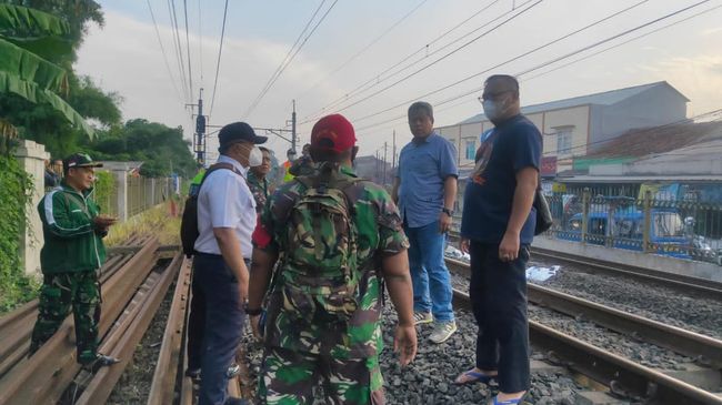 Polisi saat mendatangi TKP pria tertabrak KRL. (dok. Istimewa)