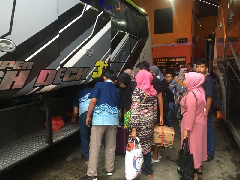 Penumpang bus Handoyo di pool Bekasi Timur, Rabu (21/12/2022). Foto: BeritaTrans.com.