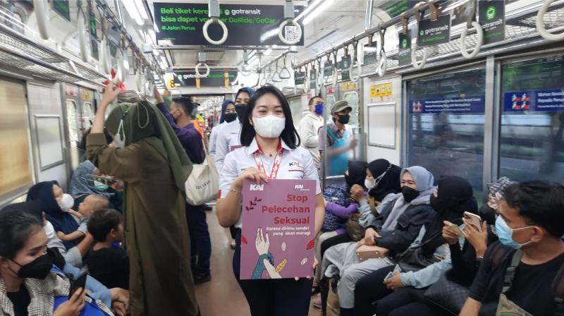 Sosialisasi anti pelecehan seksual pada perayaan Hari Ibu Nasional 2022 di dalam rangkaian KRL.