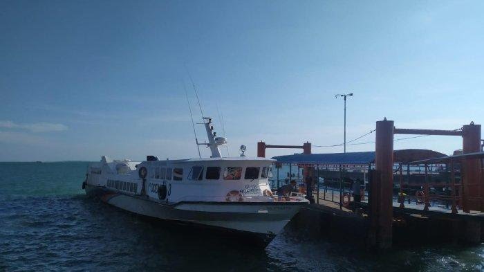 Kapal tujuan Batam sedang bersandar menunggu penumpang naik di Pelabuhan Sri Bintan Pura (SBP) Tanjungpinang.