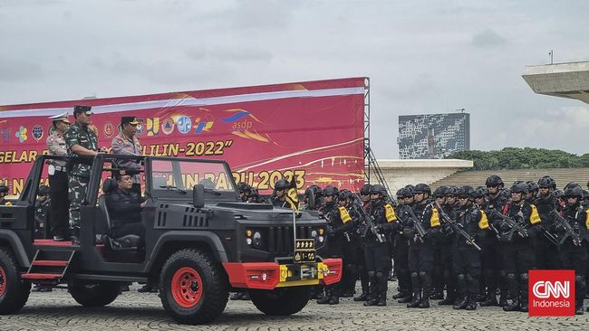 Kapolri bersama Panglima TNI memimpin Apel Gelar Pasukan Operasi Lilin 2022 di Monas, Jakarta Pusat, Kamis (22/12) pagi.
