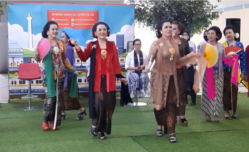Sosialisai anti pelecehan seksual pada hari Ibu Nasional 22 Desember 2022, menampilkan Fashion Show Kebaya oleh Komunitas Perempuan Pelestari Budaya Indonesia di Stasiun BNI City, Jakarta.