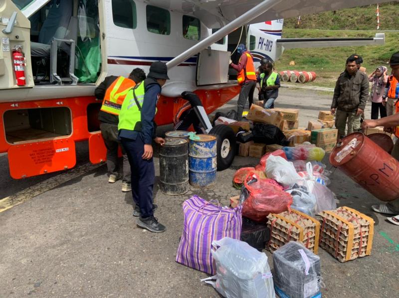 Penumpang di Bandara Bilorai, Papua