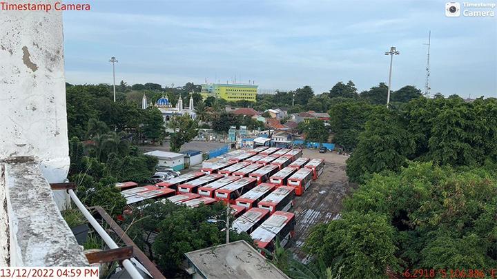 Bus Transjakarta diduga mangkrak yang terparkir di pool Pinang Ranti, Jakarta Timur. Dok. PSI